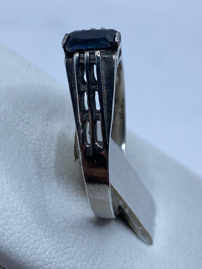 Anillo solitario de plata en mano de mujer, brillante y elegante