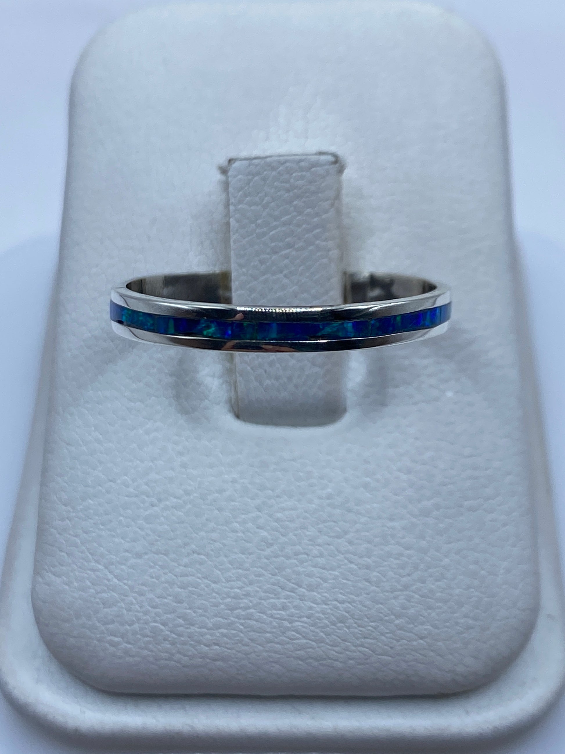 Anillo de plata .925 con ópalo de fuego azul en estuche blanco, vista frontal
