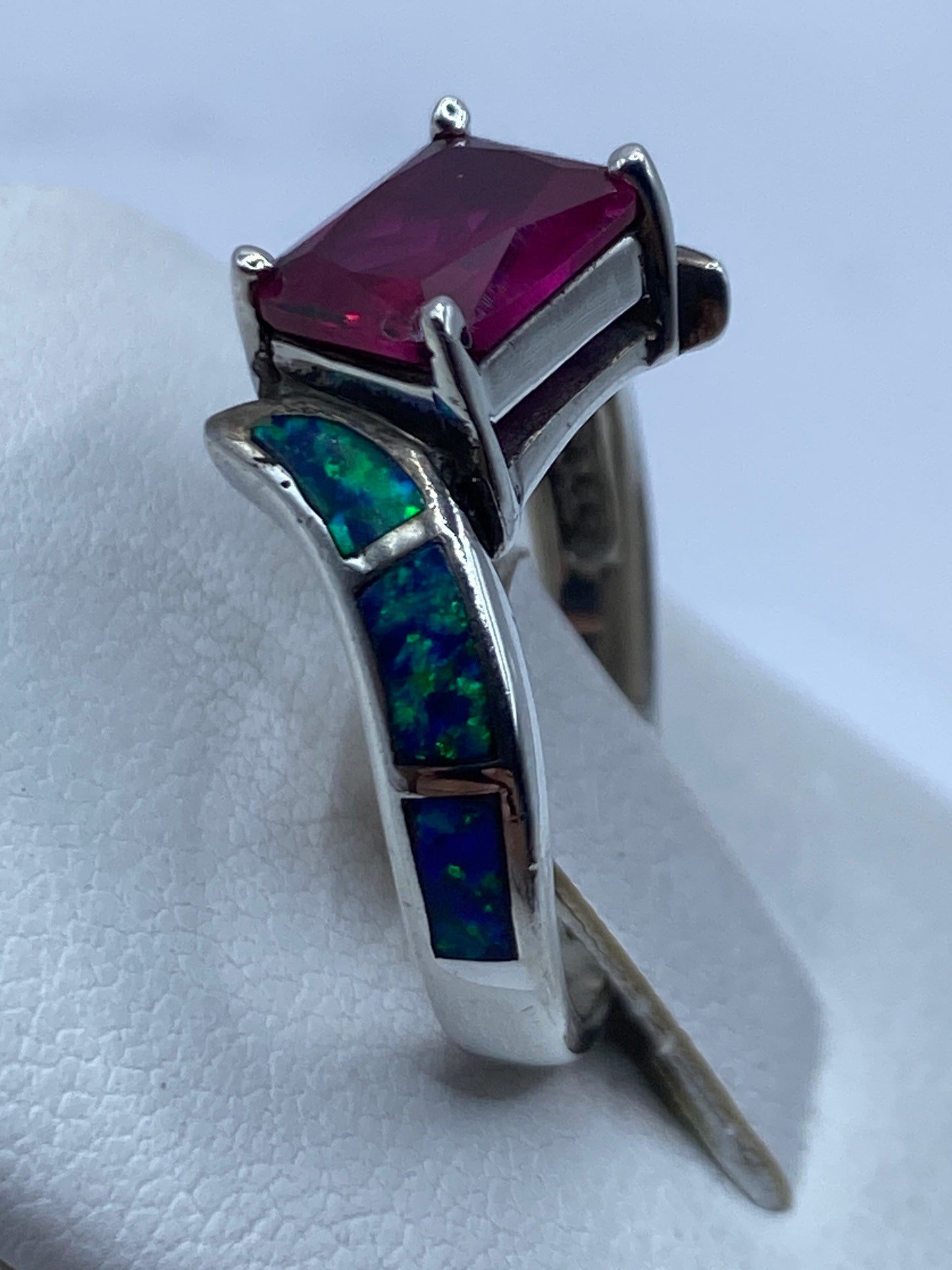 Anillo en la mano mostrando la profundidad del color azul del ópalo
