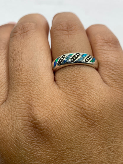 Anillo ópalo fuego sobre fondo blanco, vista superior del diseño geométrico