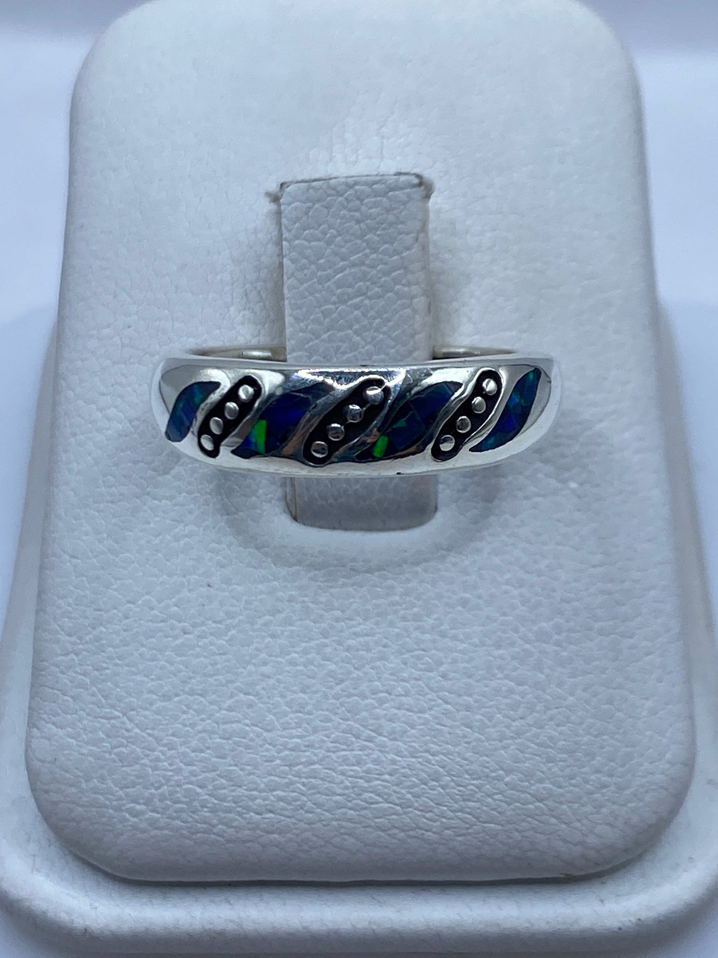 Anillo de plata .950 con Ópalo de Fuego azul en banda pulida moderna, vista frontal