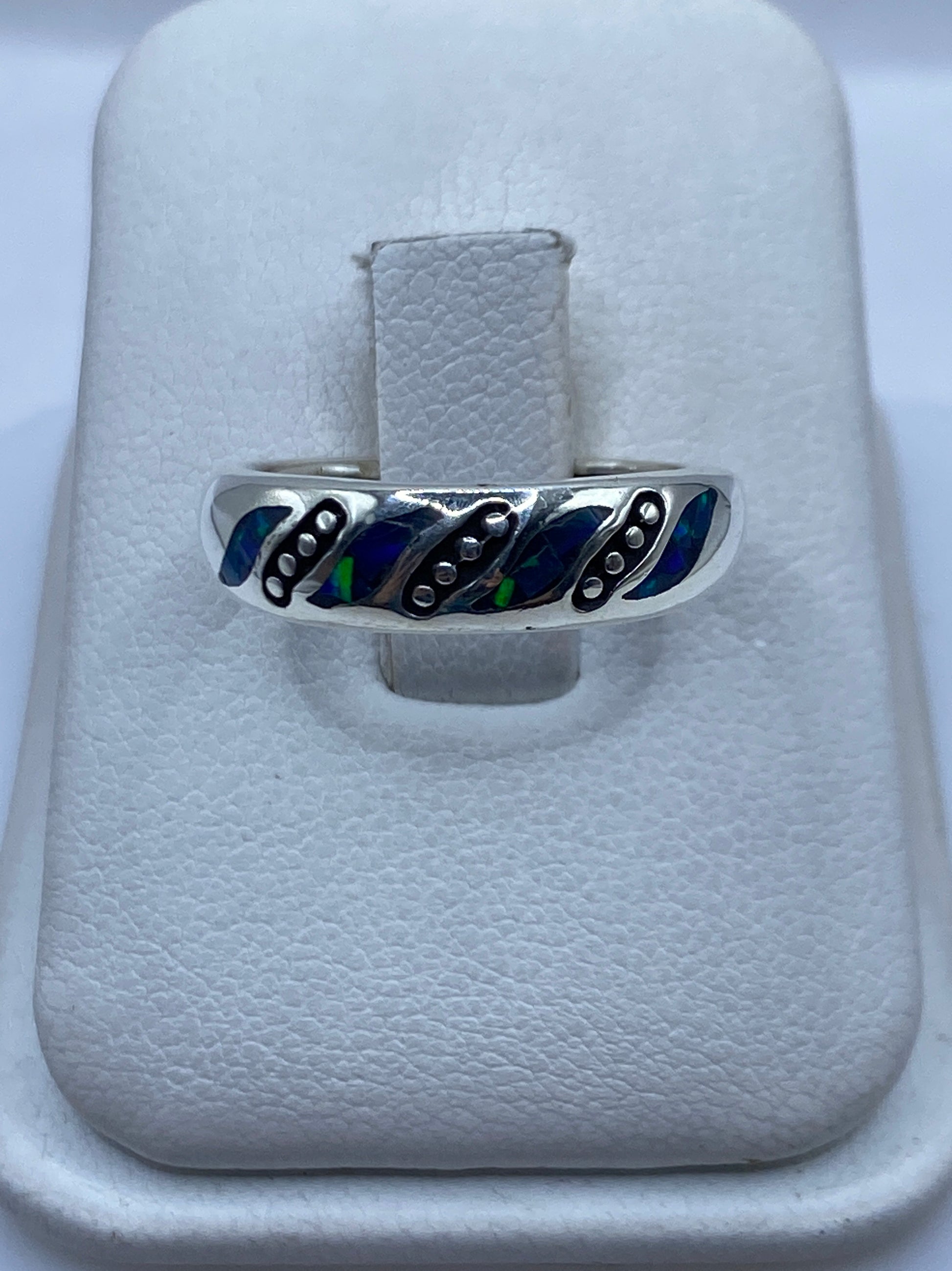 Anillo de plata .950 con Ópalo de Fuego azul en banda pulida moderna, vista frontal