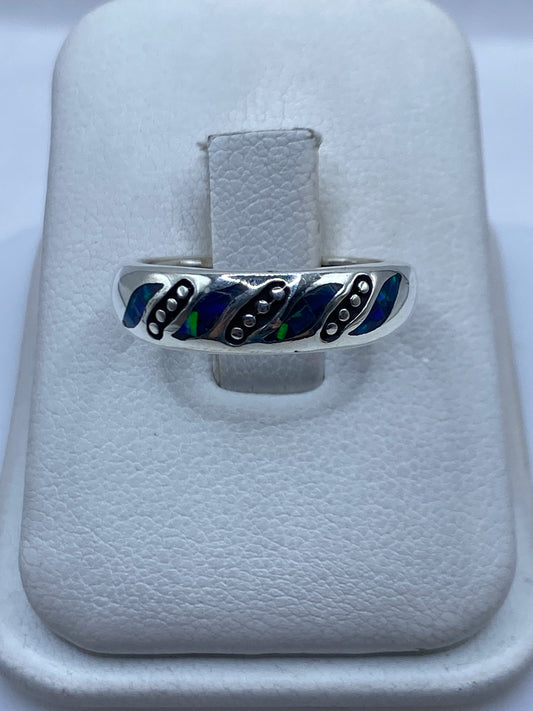 Anillo de plata .950 con Ópalo de Fuego azul en banda pulida moderna, vista frontal