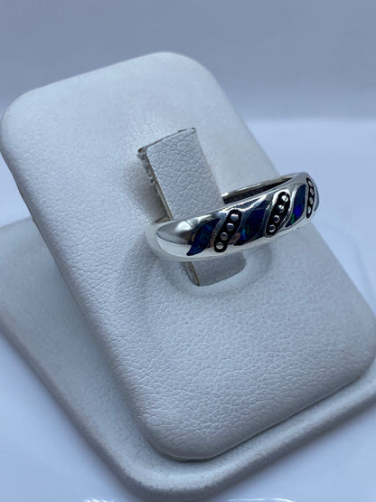 Detalle del Ópalo de Fuego azul engastado en plata, mostrando el fuego y brillo