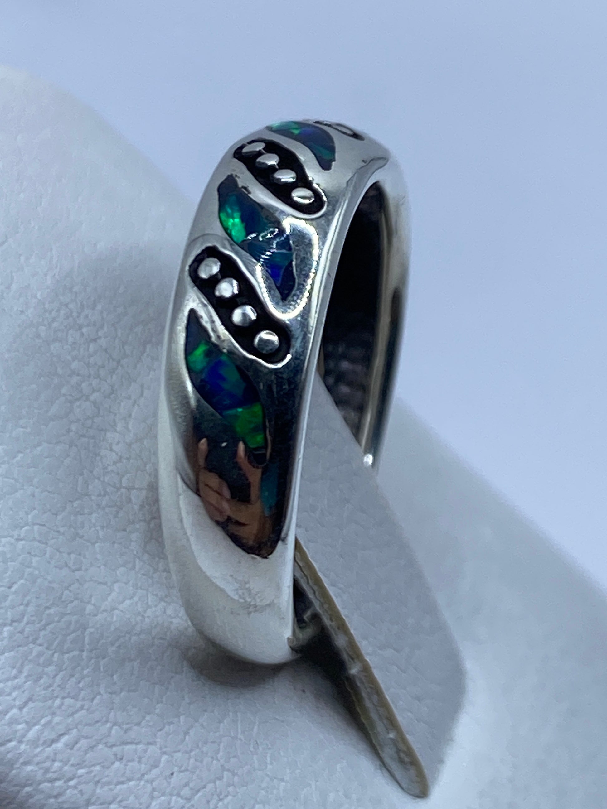 Anillo en la mano mostrando la profundidad del color azul del ópalo