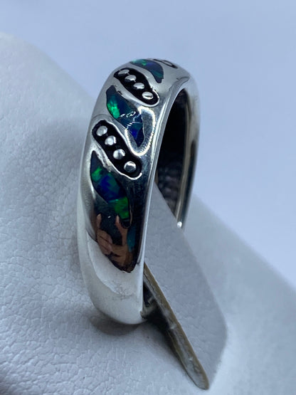 Anillo en la mano mostrando la profundidad del color azul del ópalo