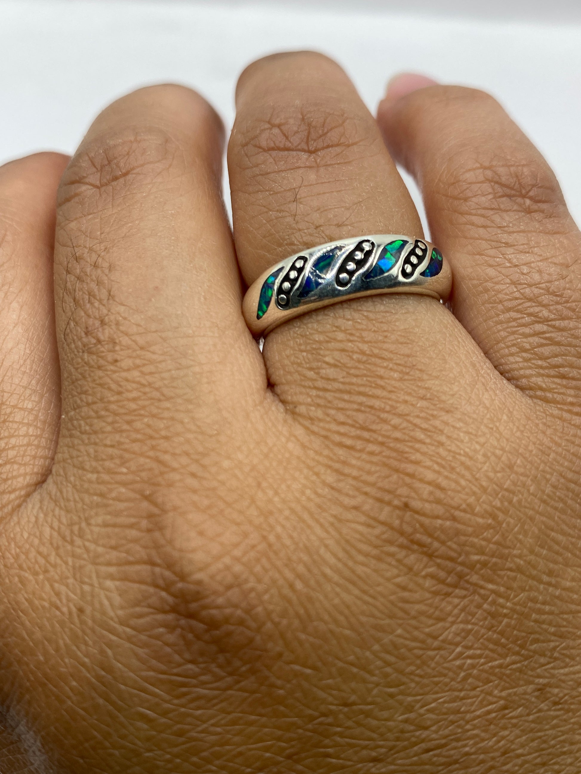 Anillo sobre fondo neutro con sello .950 visible en el interior