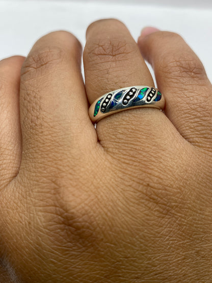 Anillo sobre fondo neutro con sello .950 visible en el interior