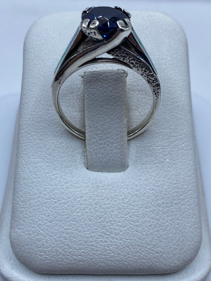 Anillo solitario de plata .950 con ópalo de fuego azul sobre anillo blanco, vista superior