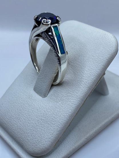 Detalle del ópalo azul con reflejos verdes engastado en plata .950, vista frontal