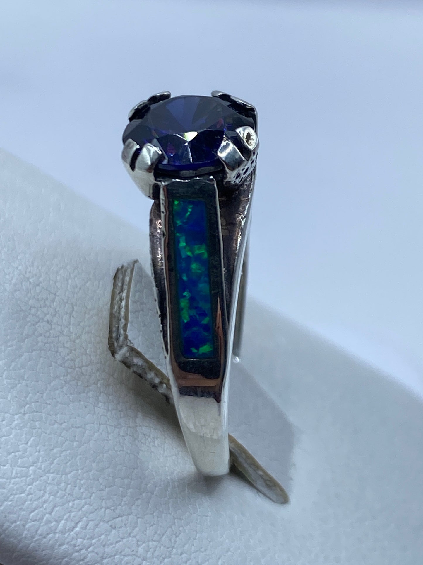 Anillo solitario de lado mostrando banda texturizada y pulida en plata fina