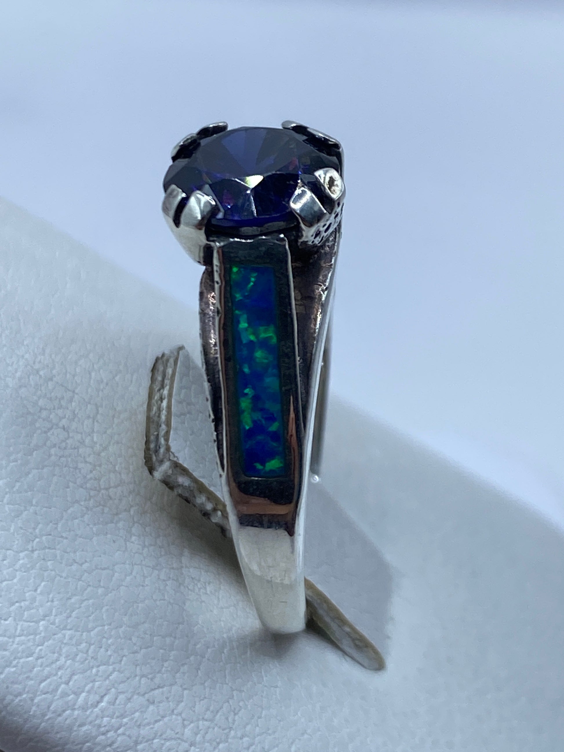 Anillo solitario de lado mostrando banda texturizada y pulida en plata fina