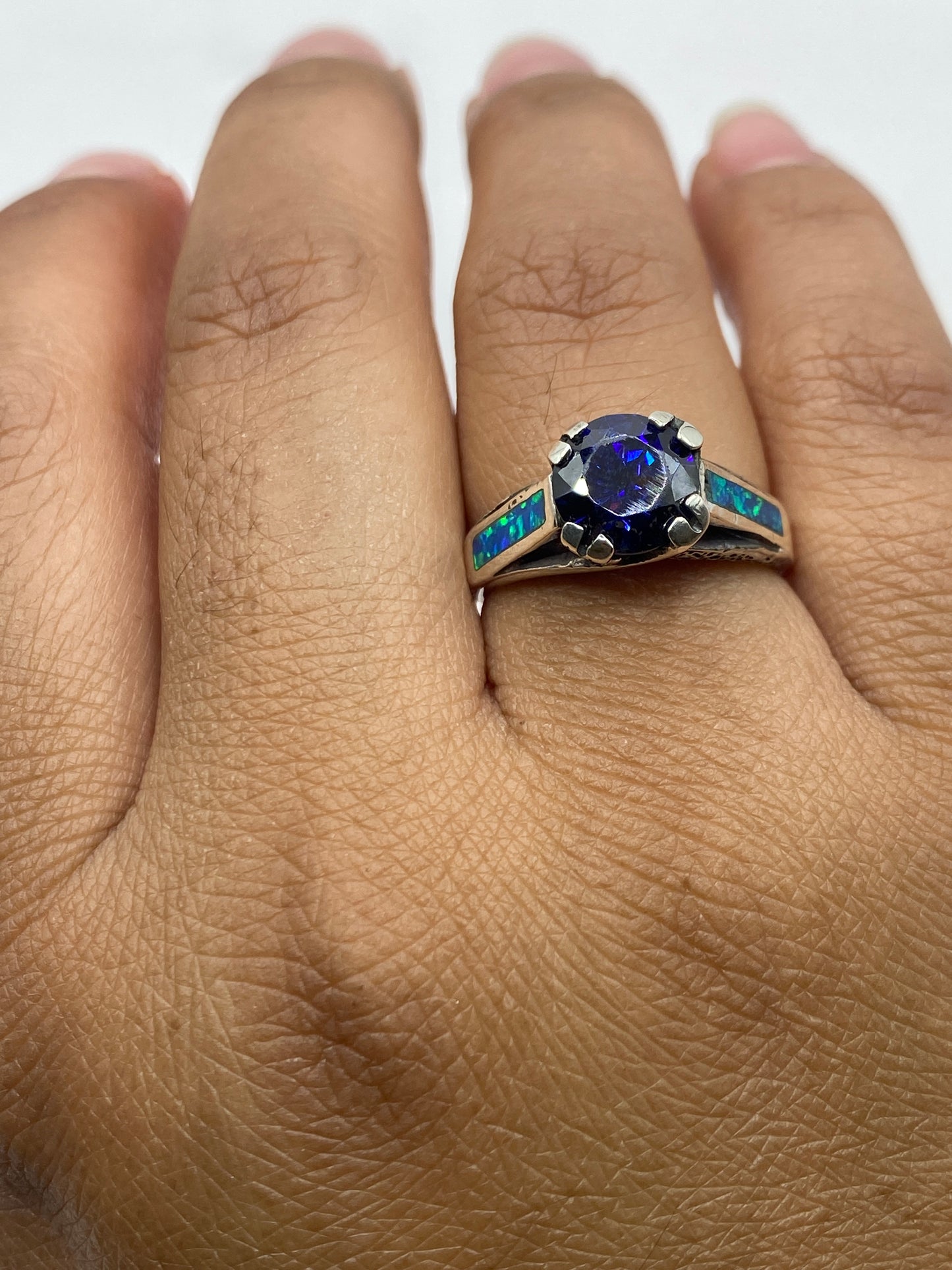 Sello .950 MEXICO en la banda interior del anillo de ópalo azul