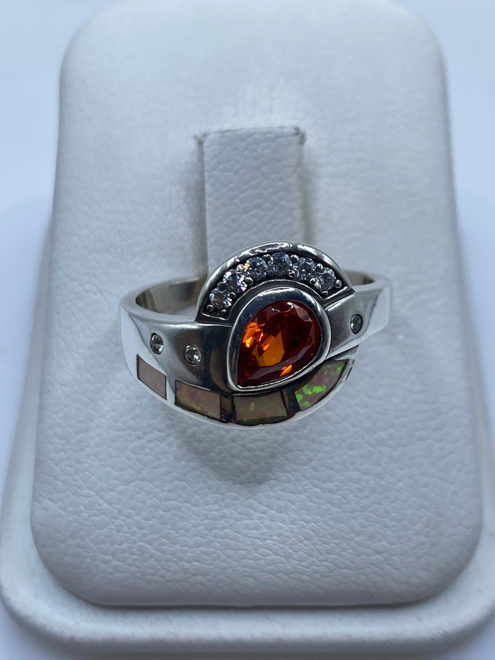 Anillo de plata con ópalo de fuego en tonos ámbar y naranja, engaste geométrico moderno