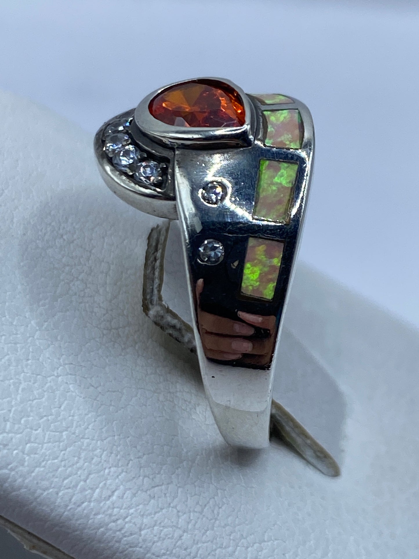 Anillo geométrico de plata .925 con ópalo natural en la mano de una mujer