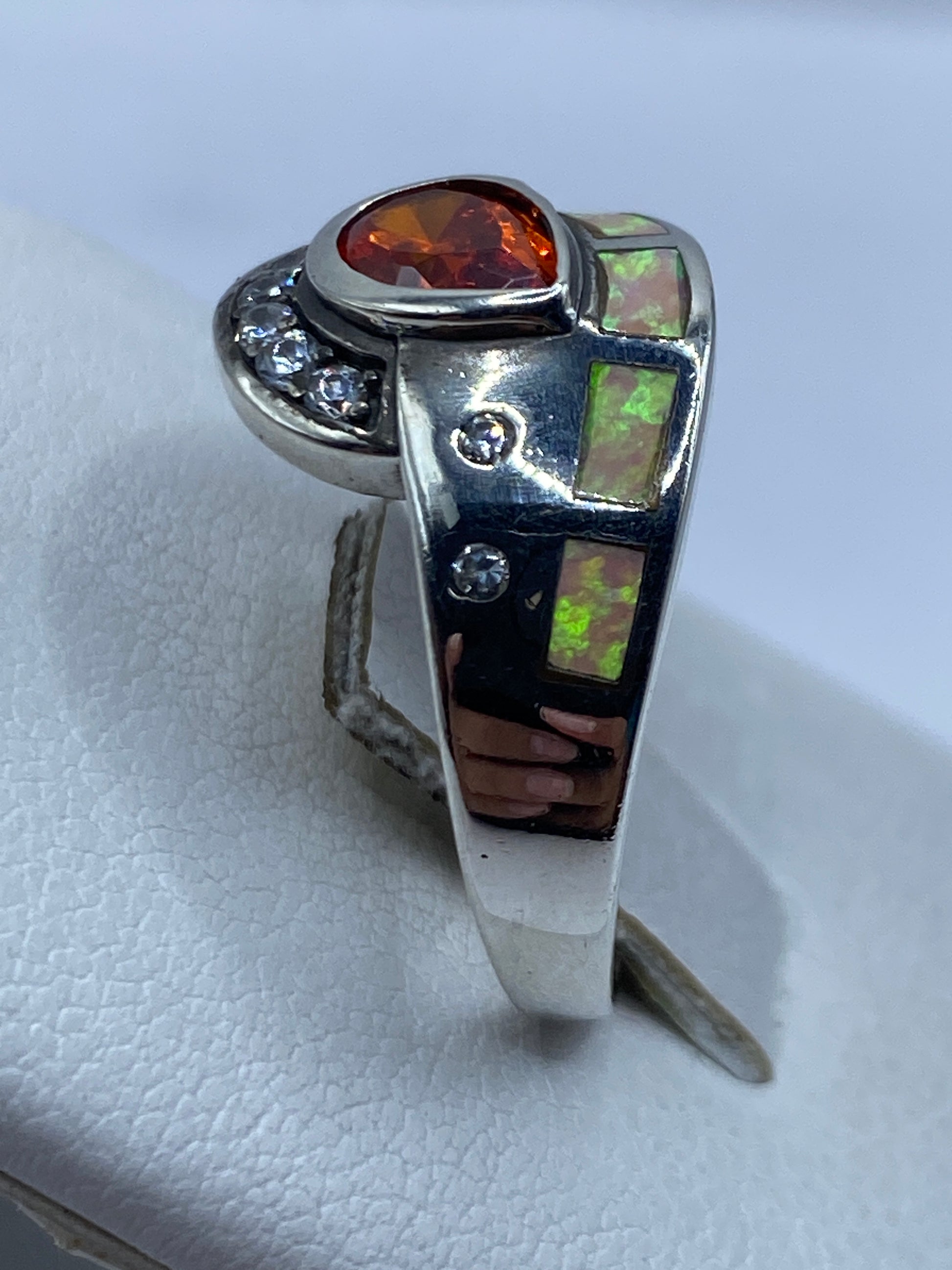 Anillo geométrico de plata .925 con ópalo natural en la mano de una mujer