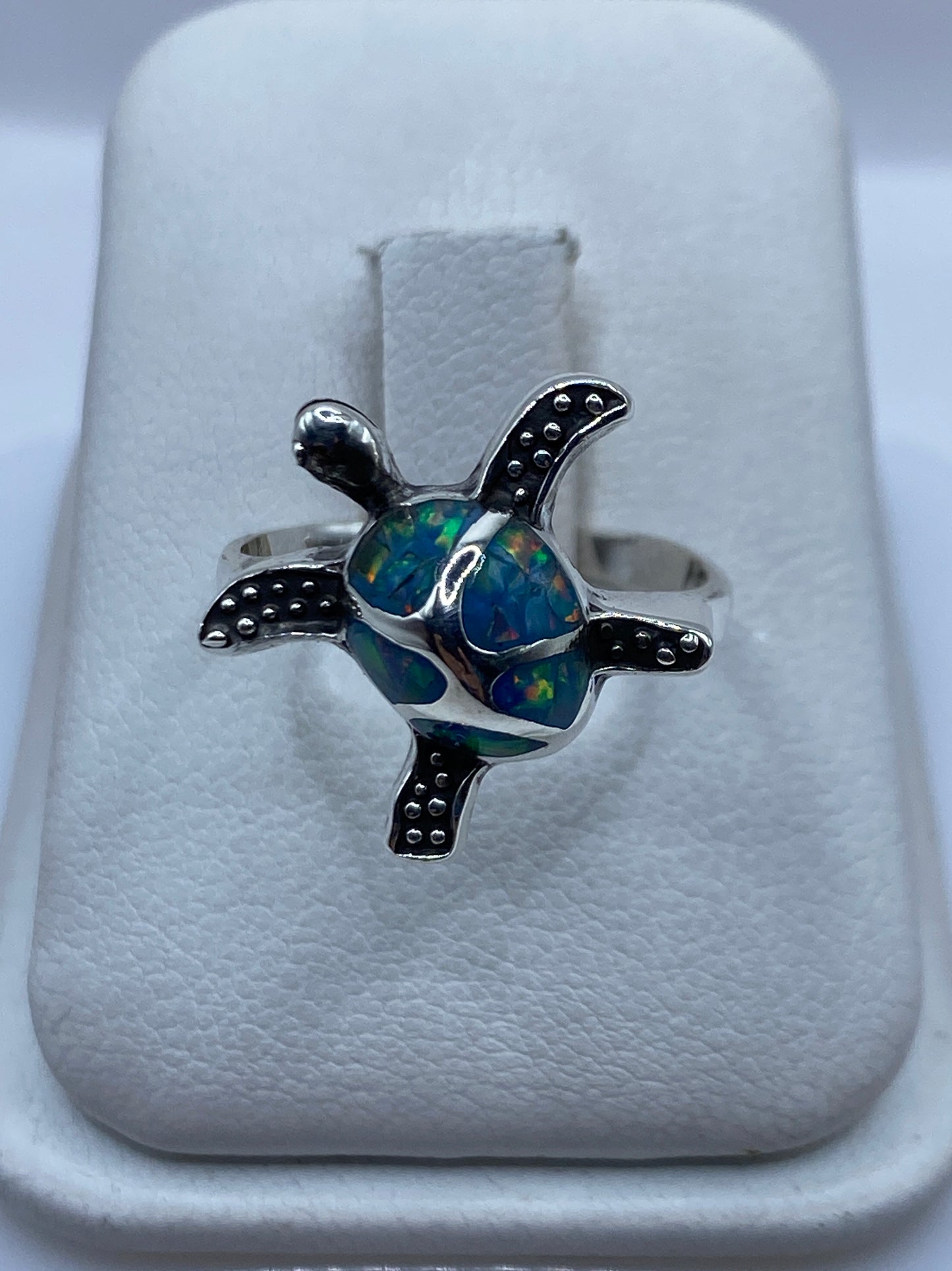 Anillo de plata tortuga marina con ópalo de fuego azul cielo en estuche blanco