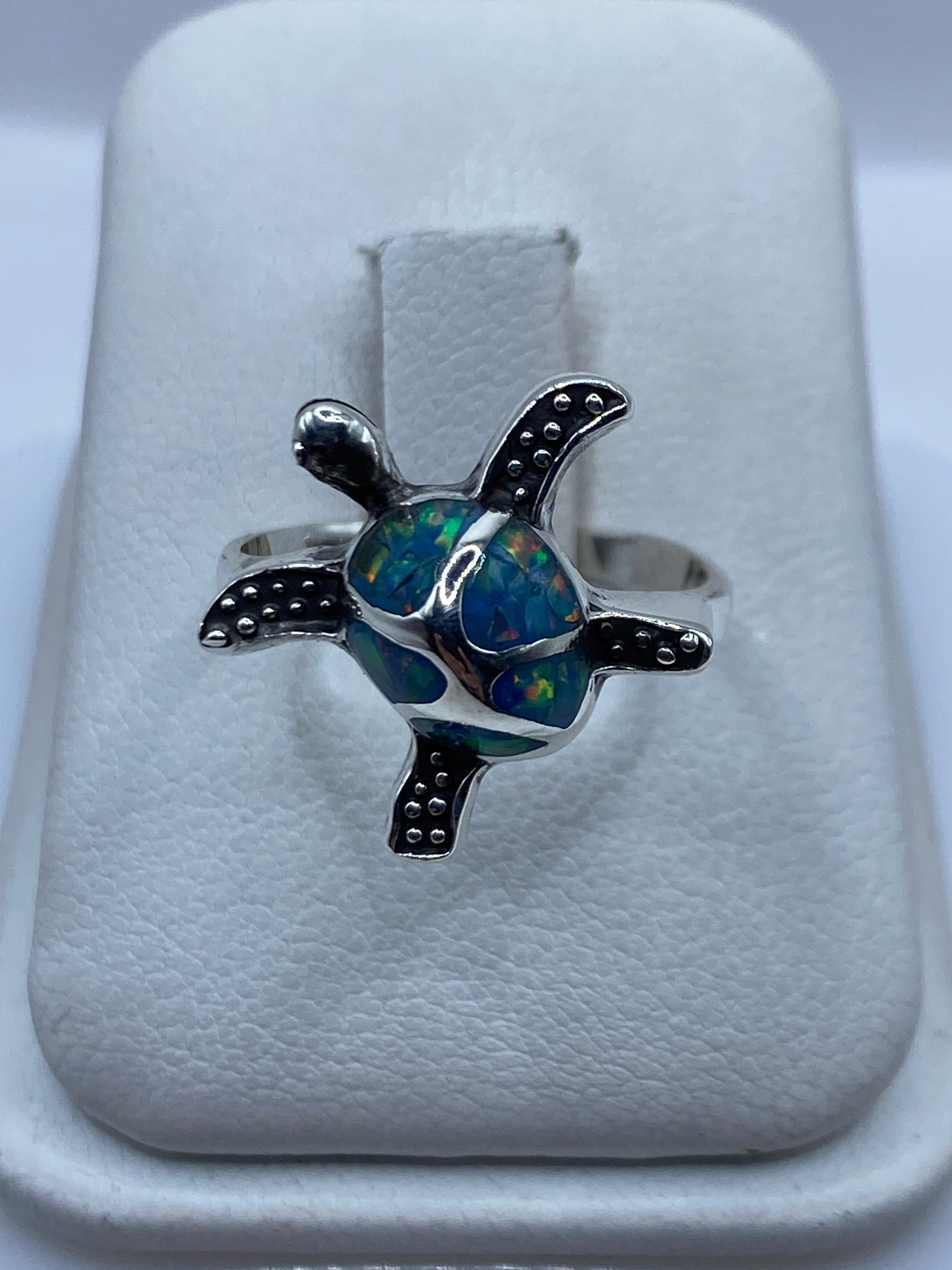 Anillo de plata tortuga marina con ópalo de fuego azul cielo en estuche blanco