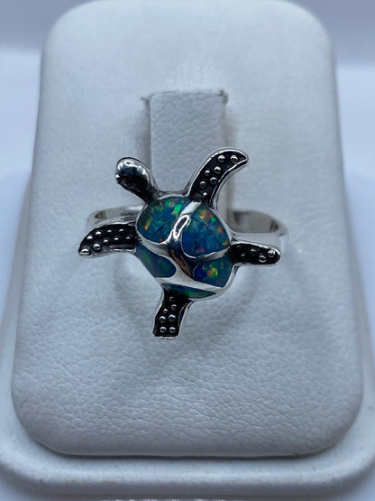 Anillo de plata tortuga marina con ópalo de fuego azul cielo en estuche blanco