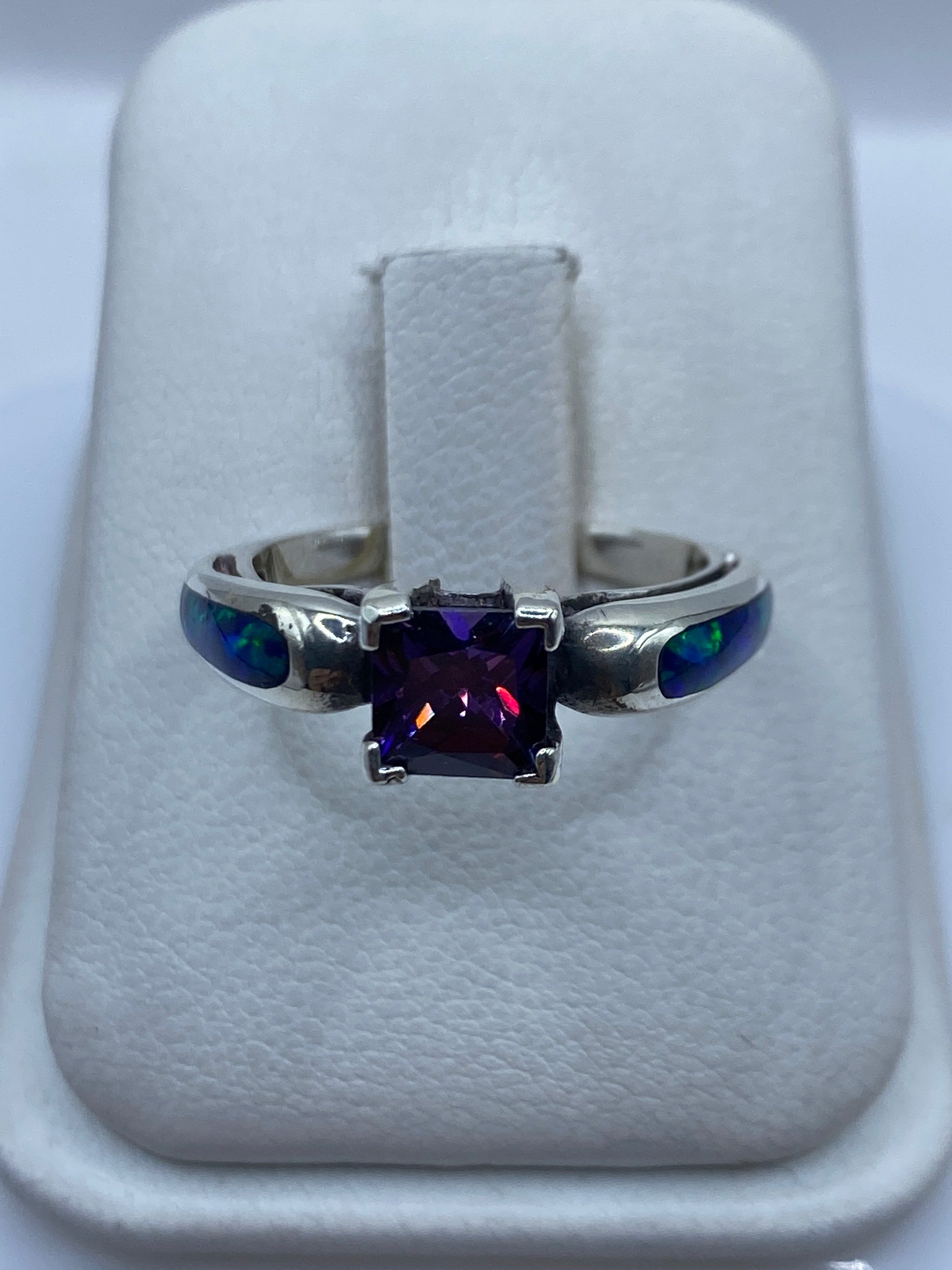 Anillo de plata .950 con ópalo de fuego azul engastado en Taxco, vista frontal en estuche