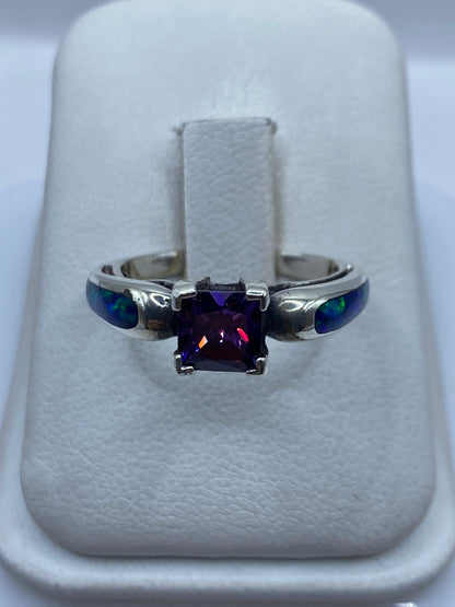 Anillo de plata .950 con ópalo de fuego azul engastado en Taxco, vista frontal en estuche