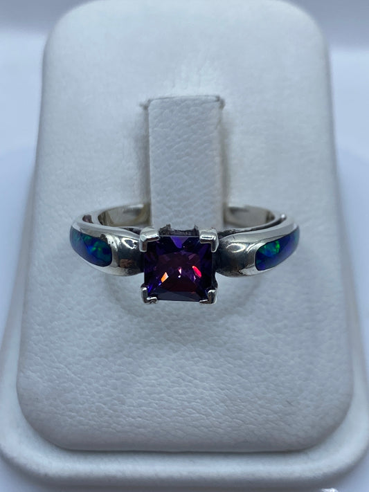 Anillo de plata .950 con ópalo de fuego azul engastado en Taxco, vista frontal en estuche