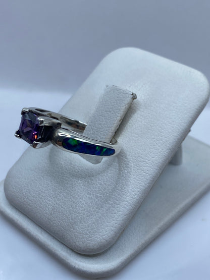 Detalle lateral del anillo mostrando el engaste artesanal y la banda pulida
