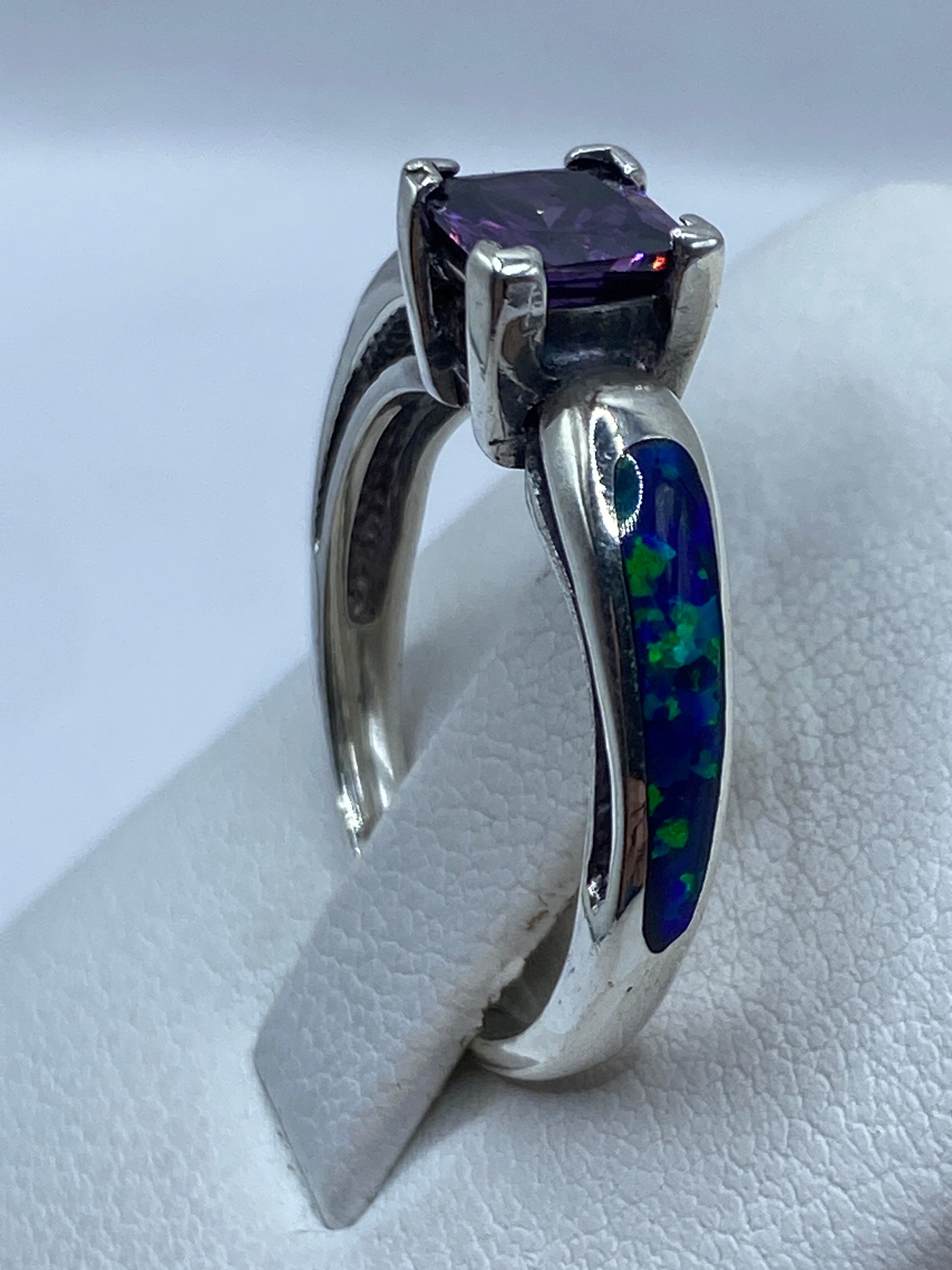 Ópalo de fuego azul con reflejos verdes bajo luz natural, talla 8