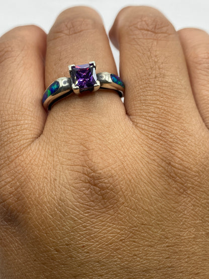 Anillo colocado en dedo mostrando el brillo característico del ópalo de fuego