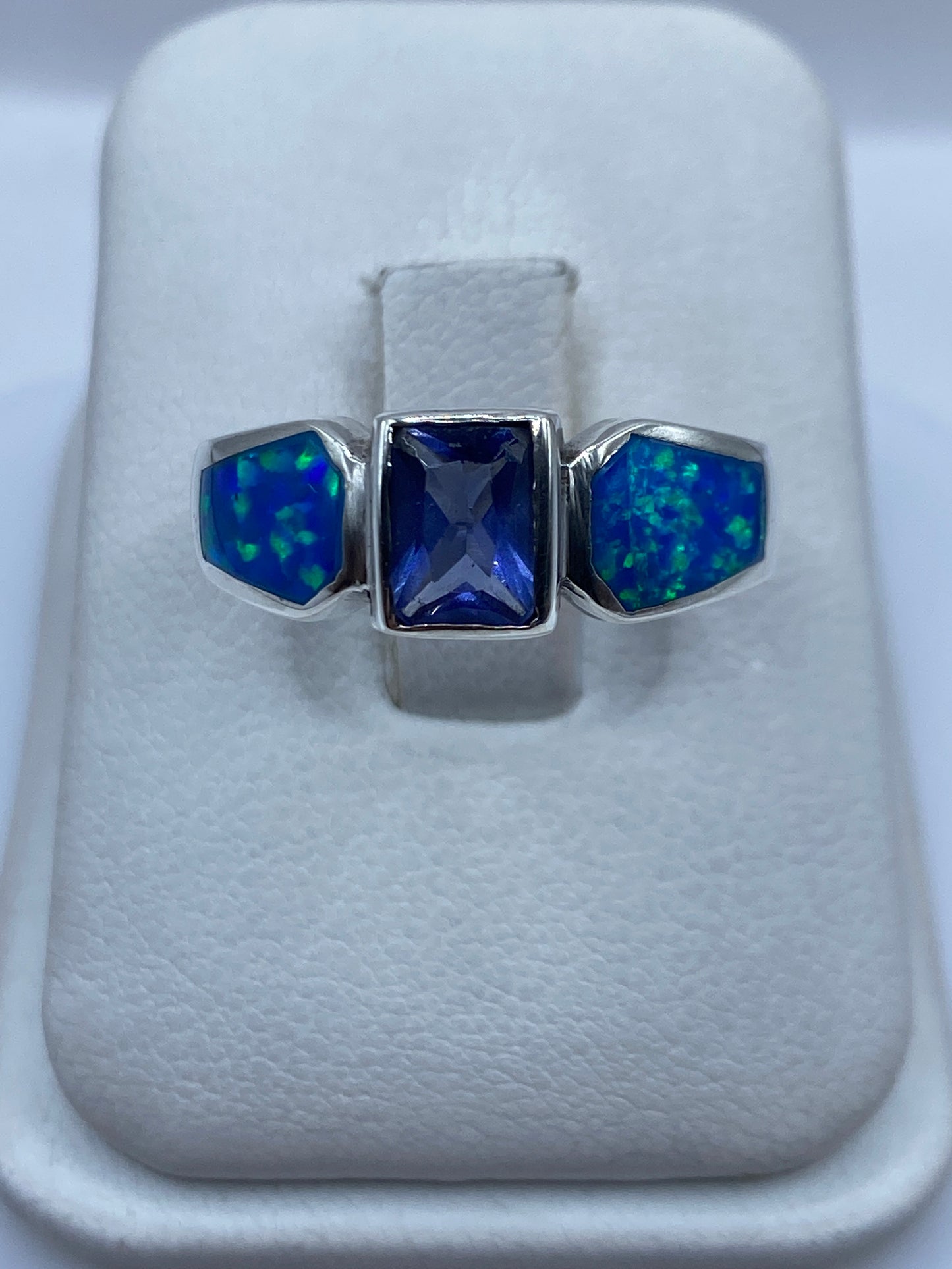 Anillo de plata con ópalo de fuego azul y verde en estuche blanco, vista superior