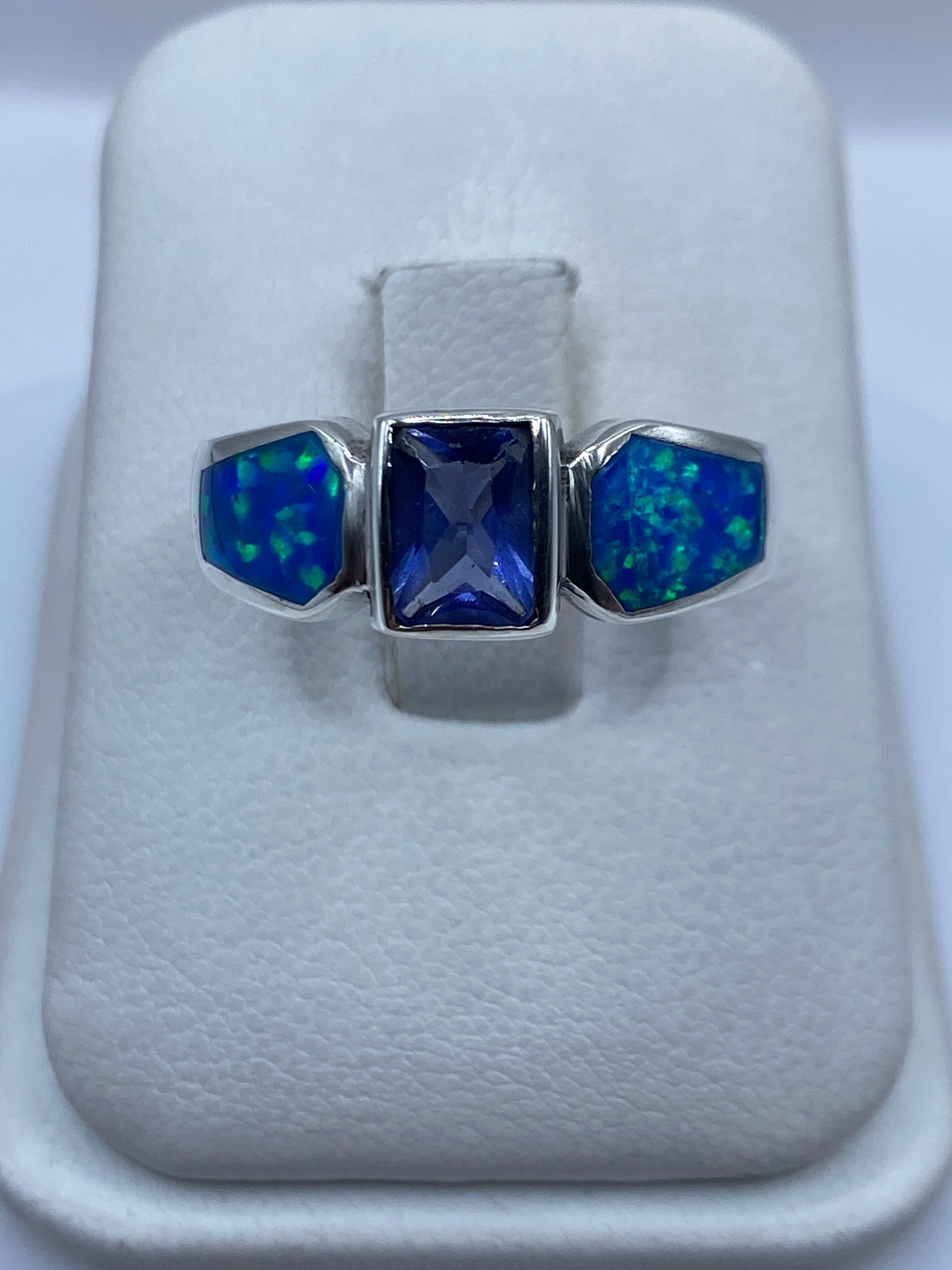 Anillo de plata con ópalo de fuego azul y verde en estuche blanco, vista superior
