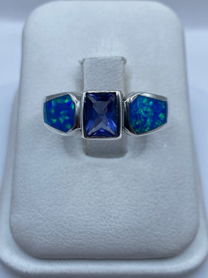 Anillo de plata con ópalo de fuego azul y verde en estuche blanco, vista superior