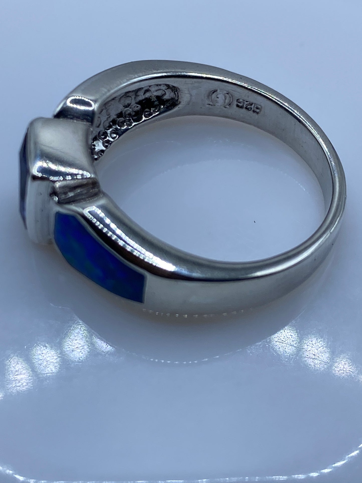 Anillo de Plata con Ópalo de Fuego Azul — Diseño Tripartito — foto 5