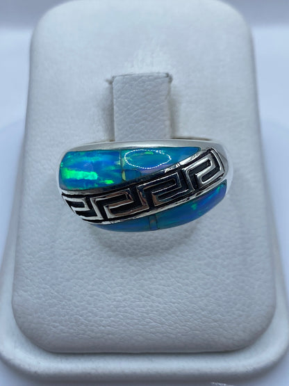 Anillo de plata .950 con ópalo de fuego azul cielo y grecas étnicas grabadas