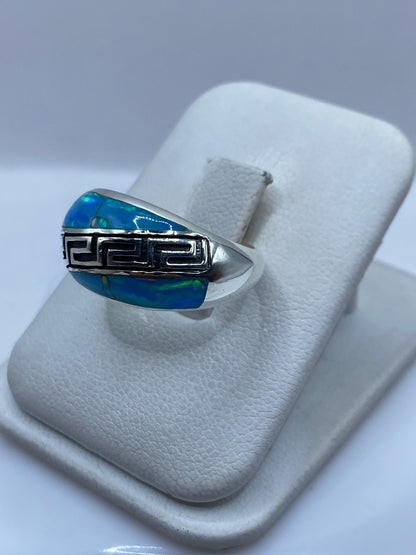 Vista lateral del anillo étnico mostrando el diseño grabado en plata pura