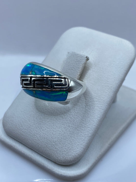Vista lateral del anillo étnico mostrando el diseño grabado en plata pura