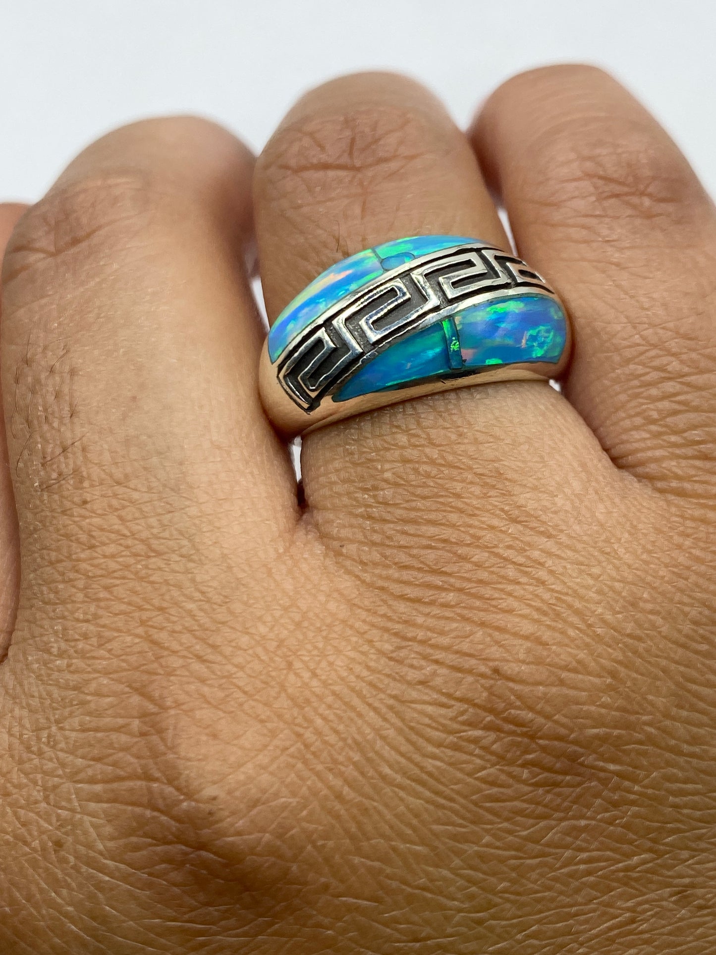 Anillo sobre fondo gris con sello 950 visible en la banda interior