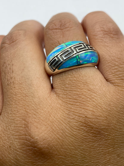 Anillo sobre fondo gris con sello 950 visible en la banda interior