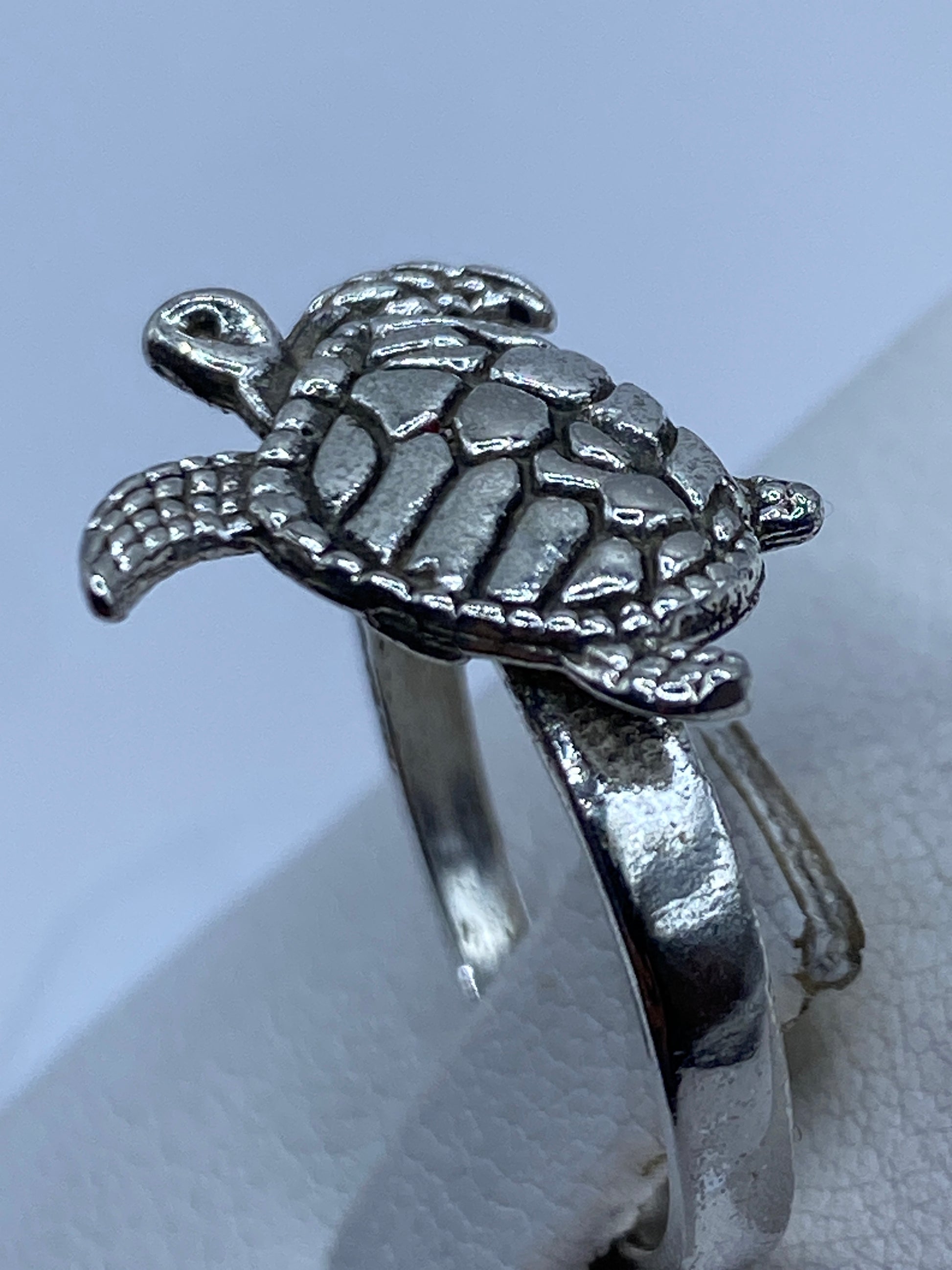 Detalle cercano de la tortuga marina en plata .925, escamas y extremidades talladas a mano
