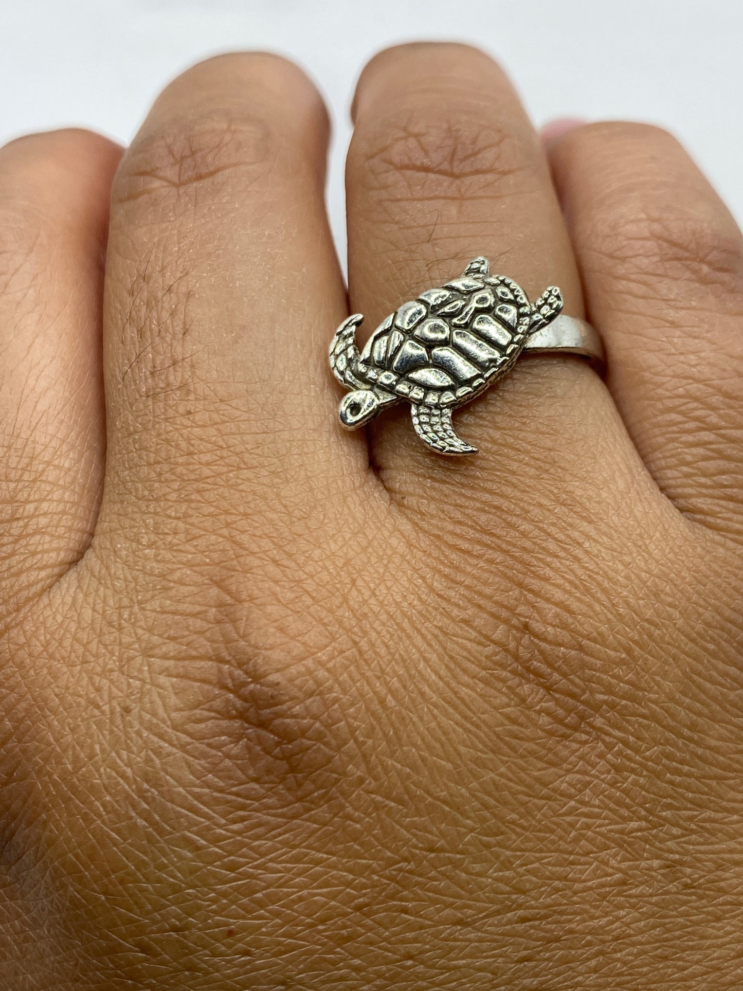 Anillo de plata tortuga marina puesto en dedo, diseño étnico Taxco