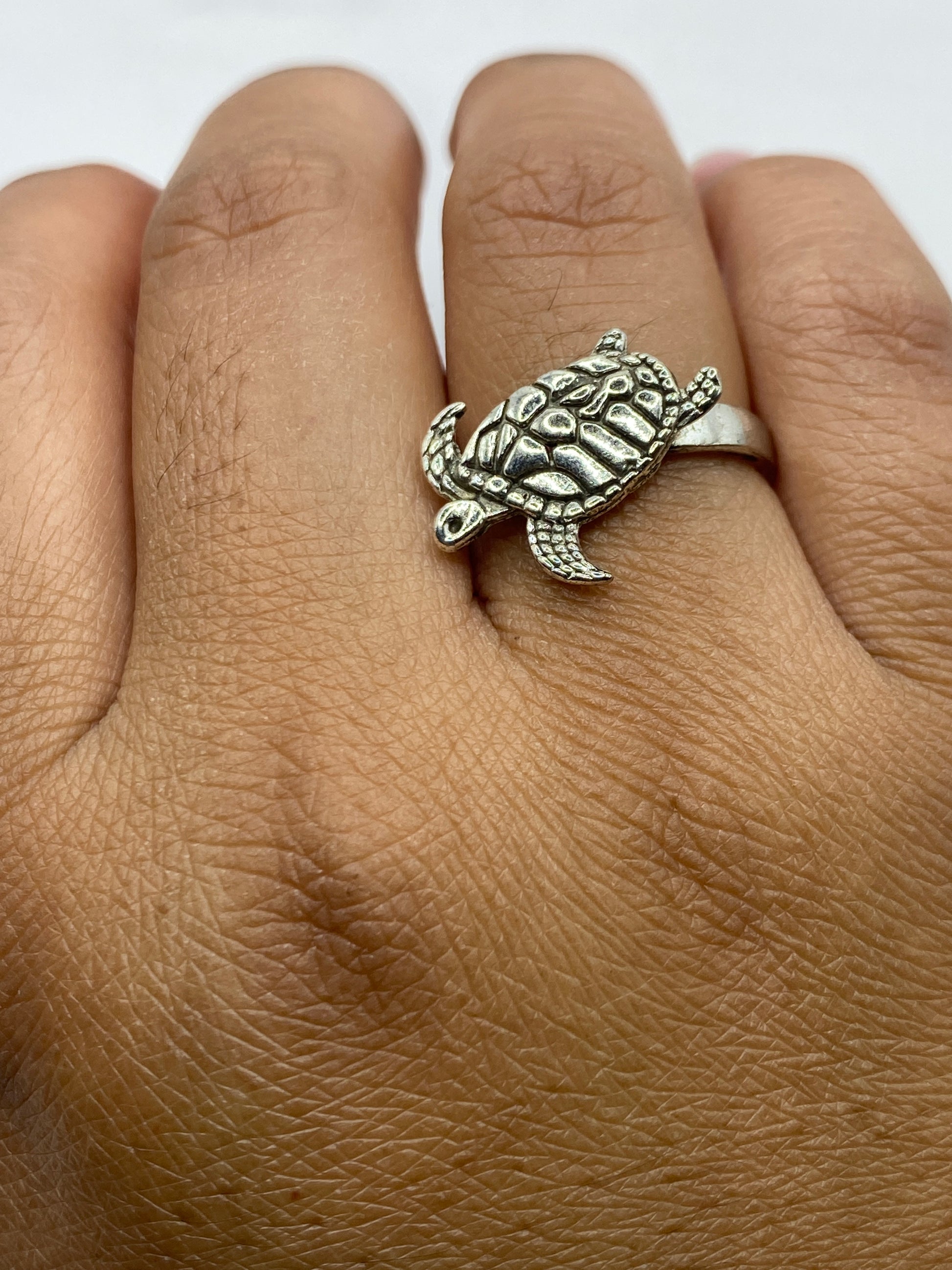 Anillo de plata tortuga marina puesto en dedo, diseño étnico Taxco