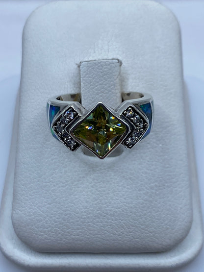 Anillo de plata .925 con ópalo de fuego azul, solitario estructurado en Taxco