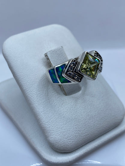 Detalle del ópalo azul con juego de luz verde y dorado engastado en plata