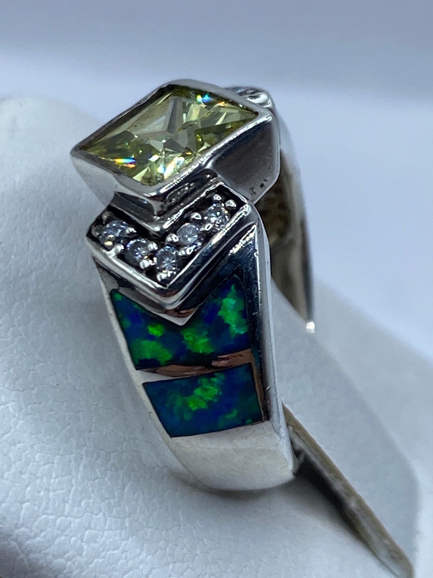 Anillo en la mano mostrando el brillo natural del ópalo de fuego