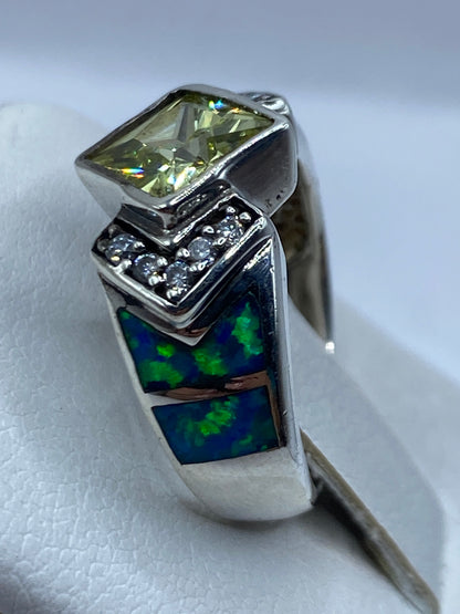 Anillo en la mano mostrando el brillo natural del ópalo de fuego