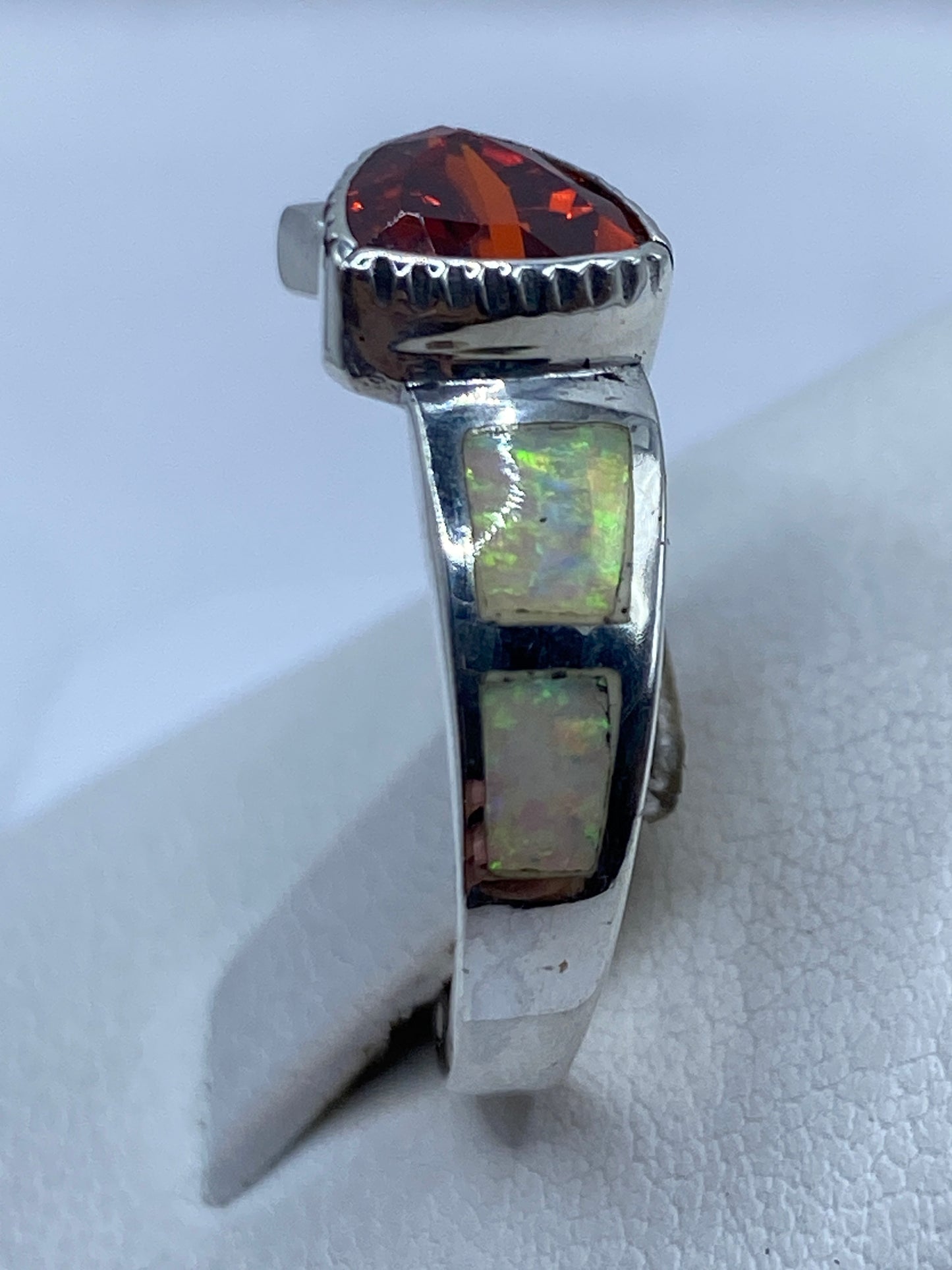 Perfil lateral del anillo engastado en plata .950