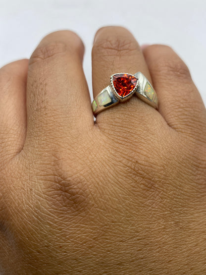 Anillo solitario sobre fondo oscuro destacando el brillo natural del ópalo