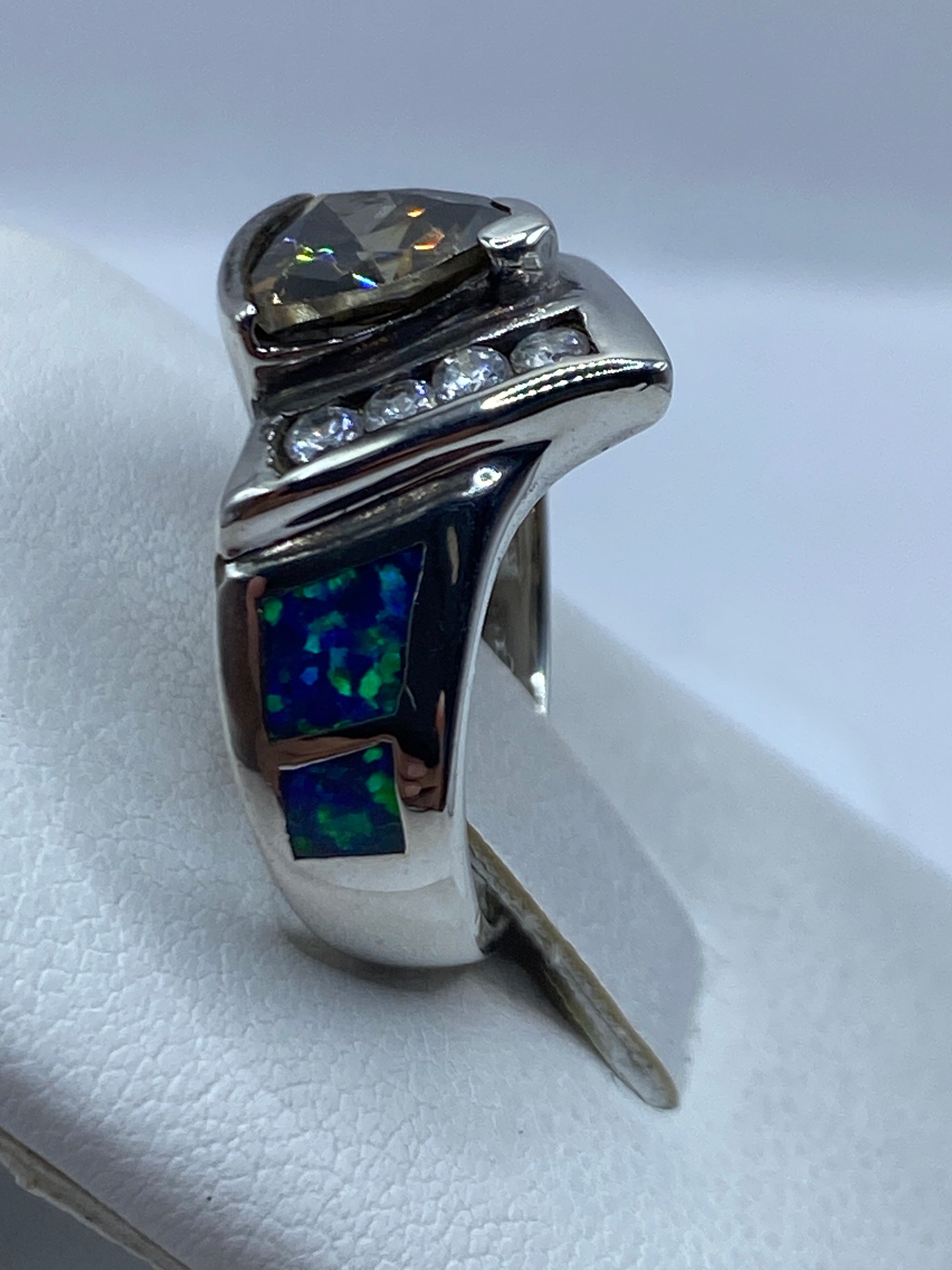 Detalle del engaste a mano del Ópalo de Fuego en plata .925 de Taxco