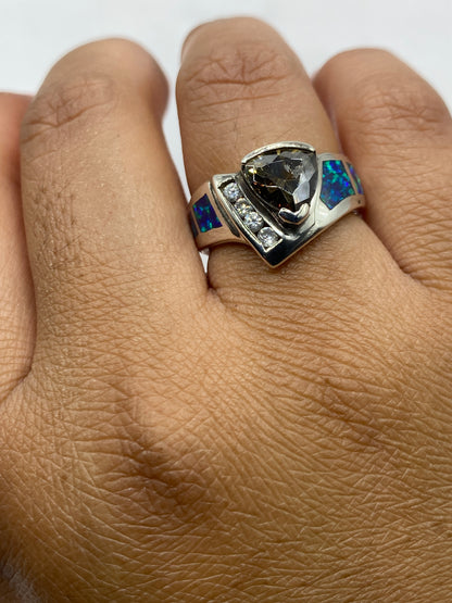 Anillo sobre fondo blanco mostrando el sello 925 y la banda asimétrica de plata