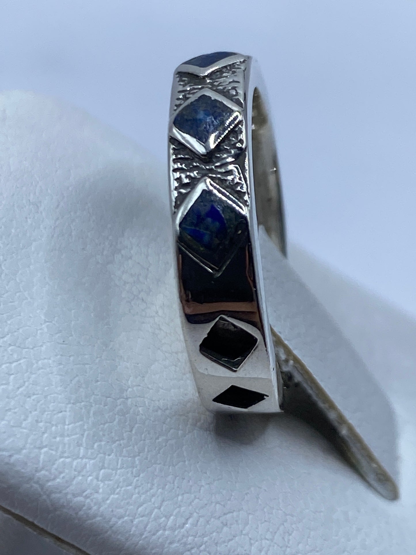 Detalle lateral del anillo con lapislázuli natural, sello 925 visible en la banda